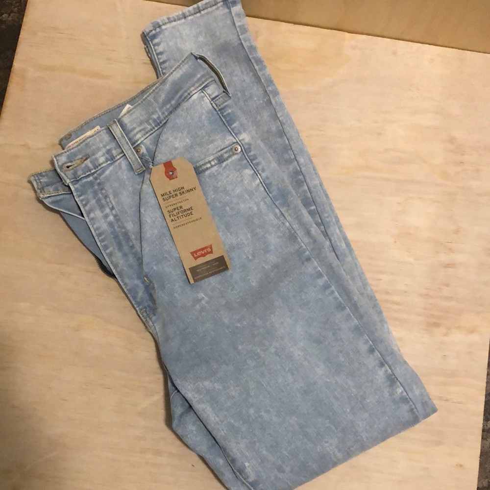 NEW WITH TAGS — Levi’s Women’s mile high super skinny jeans (Indigo 30).
